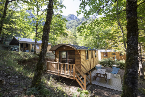 Alojamientos glamping de madera y tiendas en el bosque de Huttopia Gorges du Tarn, Midi-Pyrénées, Francia.