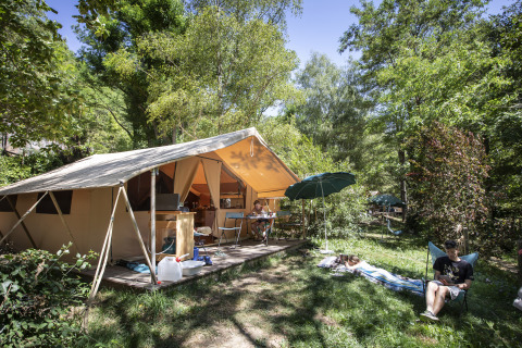 Glamping à Huttopia Gorges du Tarn, Midi-Pyrénées, France, avec grande tente et ambiance détente en plein air.