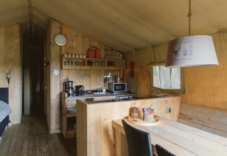 Cuisine et coin repas dans un hébergement glamping à Landrijk de Reesprong, aux Pays-Bas.