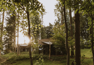 Luksuriøs glampingindkvartering i skovmiljø hos Falkensteiner Premium Camping Blaguš i Slovenien.
