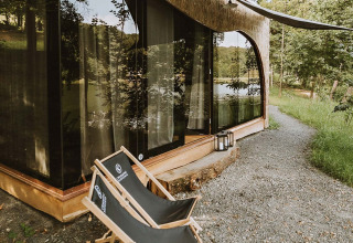 Espace glamping Falkensteiner Premium Camping Blaguš en Slovénie avec chaises et vue sur la nature verdoyante.