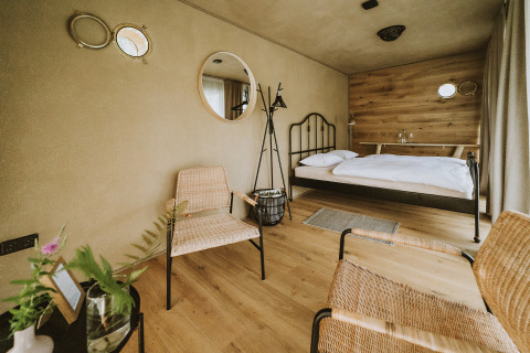 Alojamiento glamping moderno en Falkensteiner Premium Camping Blaguš con cama doble y decoración acogedora.