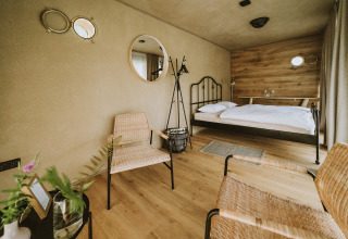 Stilfuldt glampingværelse på Falkensteiner Premium Camping Blaguš med moderne indretning og dobbeltseng.