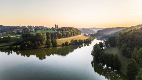 Panoramisch uitzicht op meer en natuur bij Falkensteiner Premium Camping Blaguš - Glamping Slovenië.