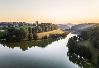 Panoramisch uitzicht op meer en natuur bij Falkensteiner Premium Camping Blaguš - Glamping Slovenië.