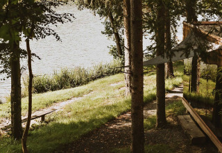 Luxueus glampen aan het meer bij Falkensteiner Premium Camping Blaguš in Slovenië, midden in het groen.