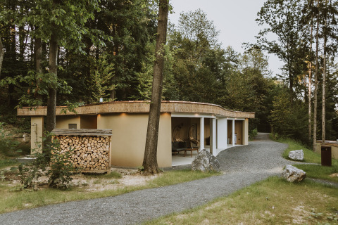 Moderne glampingaccommodatie in bosrijke omgeving bij Falkensteiner Premium Camping Blaguš, Slovenië.