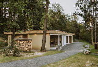Moderne glampingindkvartering i skovmiljø hos Falkensteiner Premium Camping Blaguš i Slovenien.