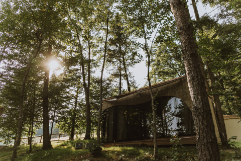 Hébergement glamping au Falkensteiner Premium Camping Blaguš, entouré d’arbres en Slovénie.