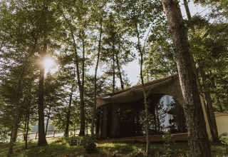 Alloggio glamping al Falkensteiner Premium Camping Blaguš, immerso tra alberi in Slovenia.