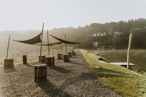 Falkensteiner Premium Camping Blaguš glampingplads i Slovenien set ved søen på en tåget morgen.