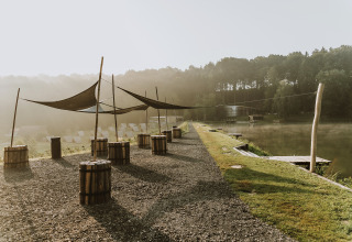 Falkensteiner Premium Camping Blaguš glampingplads i Slovenien set ved søen på en tåget morgen.