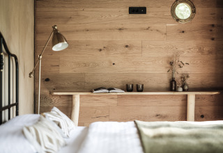 Hyggeligt interiør i Falkensteiner Premium Camping Blaguš glamping, Sloveniens luksuscamping.