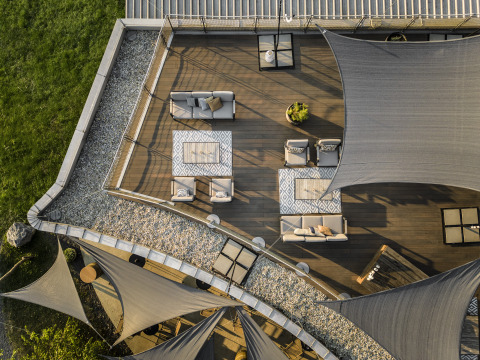 Vista aérea del área glamping Falkensteiner Premium Camping Blaguš con muebles modernos y toldos de sombra.