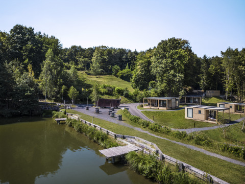 Hébergements de glamping modernes au bord d’un lac chez Falkensteiner Premium Camping Blaguš, Slovénie.