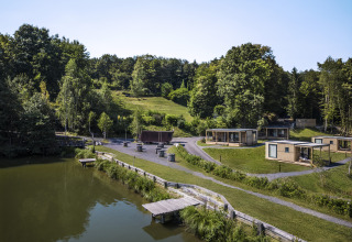 Sistemazioni glamping moderne sul lago presso Falkensteiner Premium Camping Blaguš, Slovenia, immerse nel verde.