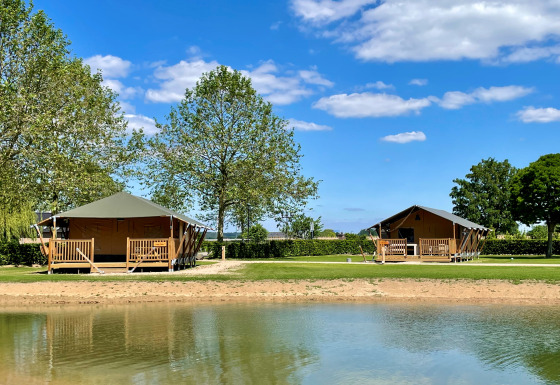 Glamping-Unterkünfte am Wasser mit Ranger Lodges im De Betuwse Hofjes in Gelderland, Niederlande.