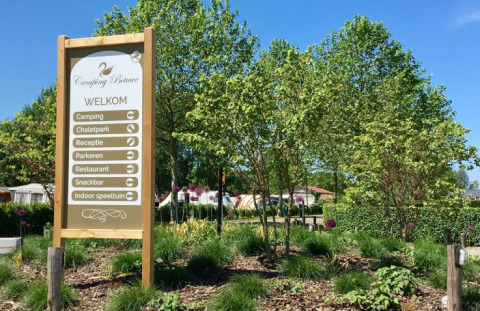 Welcome sign at Camping Betuwe with directions to camping, chalet park, reception, parking and restaurant.