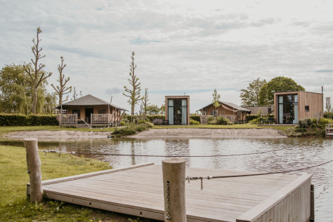 Alloggi glamping con cabine moderne e tende sul lago a De Betuwse Hofjes - Ranger Lodges Gelderland.