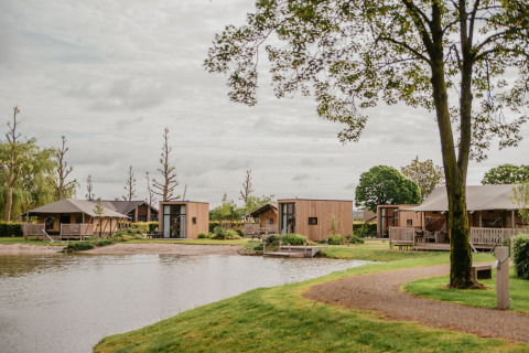 Glamping accommodatie aan het meer bij De Betuwse Hofjes - Ranger Lodges Gelderland, omringd door natuur.