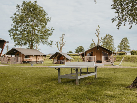 Luxuszeltunterkünfte bei De Betuwse Hofjes - Ranger Lodges Gelderland, umgeben von Grün und Natur.