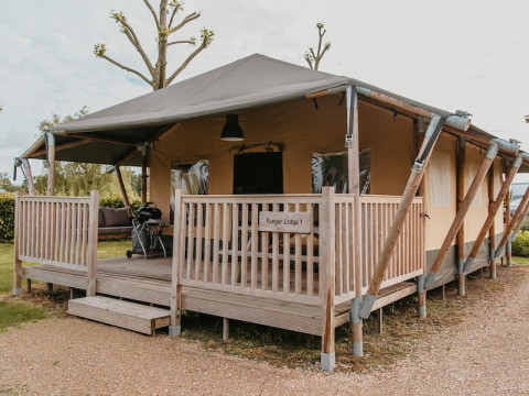 Glamping indkvartering i De Betuwse Hofjes - Ranger Lodges Gelderland med træterrasse og telt.