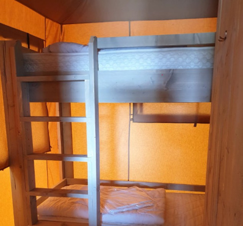 Indvendigt billede af glamping-indkvartering i De Betuwse Hofjes - Ranger Lodges Gelderland med køjesenge.