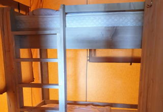 Interior view of glamping accommodation at De Betuwse Hofjes - Ranger Lodges Gelderland with bunk beds.