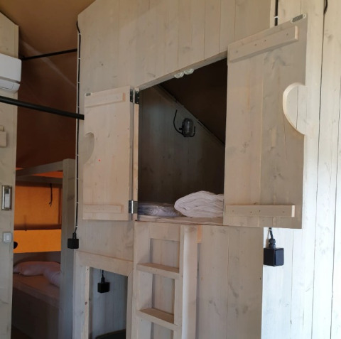 Indvendig visning af Ranger Lodge værelse hos De Betuwse Hofjes i Gelderland, med køjeseng og trappe.