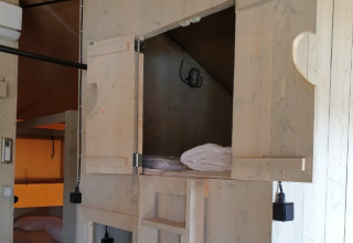 Indvendig visning af Ranger Lodge værelse hos De Betuwse Hofjes i Gelderland, med køjeseng og trappe.