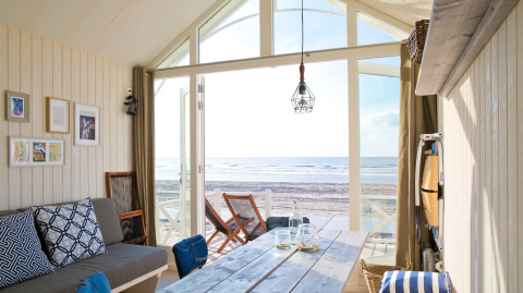 Gemütliches Strandhaus mit modernem Interieur, großen Fenstern und Meerblick bei HaagseStrandhuisjes, Den Haag.
