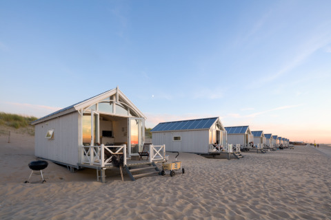 Hébergements glamping de plage à La Haye, installés sur le sable, parfaits pour un séjour de luxe en bord de mer.