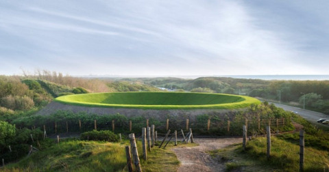 Colline gazonnée avec un grand creux circulaire près des chemins à HaagseStrandhuisjes, La Haye, Pays-Bas.