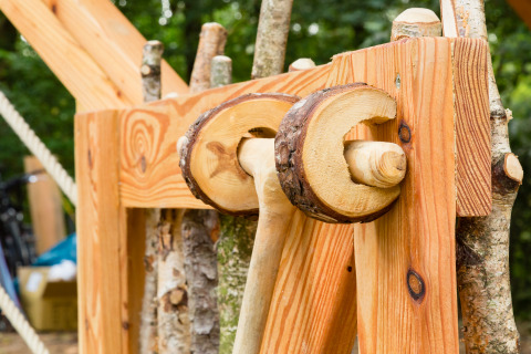 Detailaufnahme einer rustikalen Holzkonstruktion von TreeLounge - Boomhut Nedersaksen, ideal zum Glamping.
