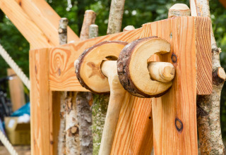Dettaglio di una struttura in legno rustica al TreeLounge - Boomhut Nedersaksen, ideale per un soggiorno glamping.