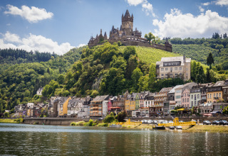 Vue sur la Moselle, maisons colorées et château perché près de Mosel Islands - Luxe slaapvaten aan de Moezel.