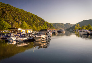 Bateaux amarrés dans une marina pittoresque de la Moselle près de Mosel Islands - Luxe slaapvaten aan de Moezel.