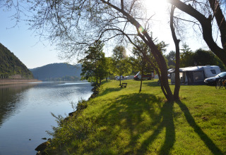 Camping an der Mosel mit luxuriösen Schlafwagen, Wohnwagen und Flussblick im Grünen.