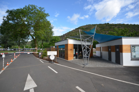 Indgang til Mosel Islands luksussovetønder ved Mosel-floden, moderne reception og campingområde.