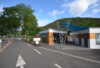 Indgang til Mosel Islands luksussovetønder ved Mosel-floden, moderne reception og campingområde.