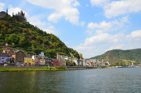 Villaggio colorato sul fiume con castello sulla collina, vicino a Mosel Islands - Luxe slaapvaten aan de Moezel.