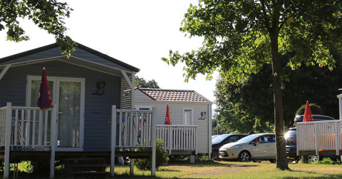 Glamping indkvartering ved Camping Tunisee - Stacaravans Baden-Württemberg med små hytter og parkerede biler.