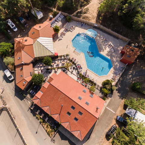 Luftaufnahme von Camping Les Cyprès - Glampingtenten Vendée mit Pool, Sonnenliegen und umgebender Natur.