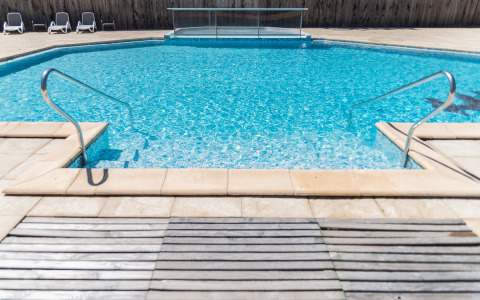 Piscina al aire libre con agua cristalina en Camping Les Cyprès - Glampingtenten Vendée, alojamiento glamping.