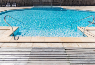 Large outdoor swimming pool with clear water at Camping Les Cyprès - Glampingtenten Vendée, glamping in France.