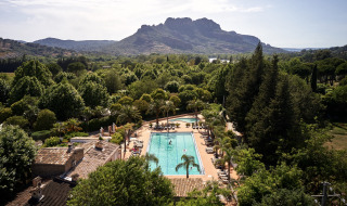 Panorámica piscina y vistas - Villatent - Camping les Pecheurs - Roquebrune-sur-Argens, Costa Azul, Francia