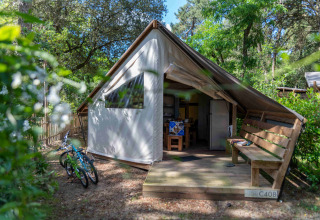 Glampingindkvartering i naturen ved Camping Les Cyprès - Glampingtenten Vendée med cykler udenfor.