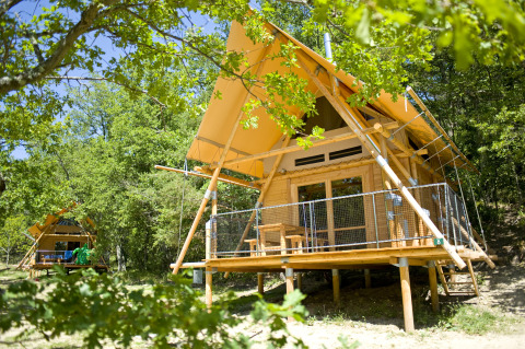 Glamping-Unterkunft im Village Huttopia Dieulefit – Glamping Drôme-Provence, Chalets im Grünen.