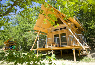 Glamping-Unterkunft im Village Huttopia Dieulefit – Glamping Drôme-Provence, Chalets im Grünen.