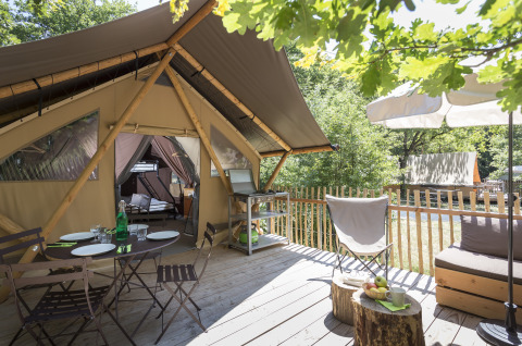 Glamping accommodation at Village Huttopia Dieulefit in Drôme-Provence, cozy terrace overlooking the outdoors.